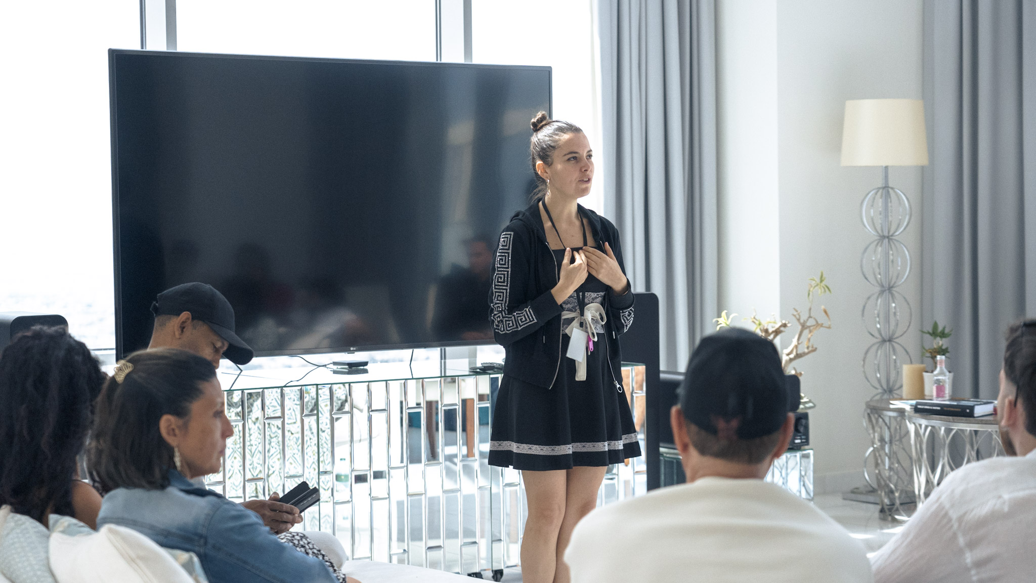 Camille Biz animant une session de formation devant un groupe